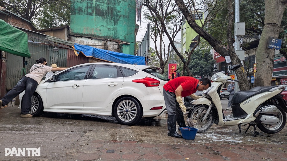 Tiệm rửa xe tăng giá gấp 3 trong ngày cận Tết vẫn tấp nập khách - 6