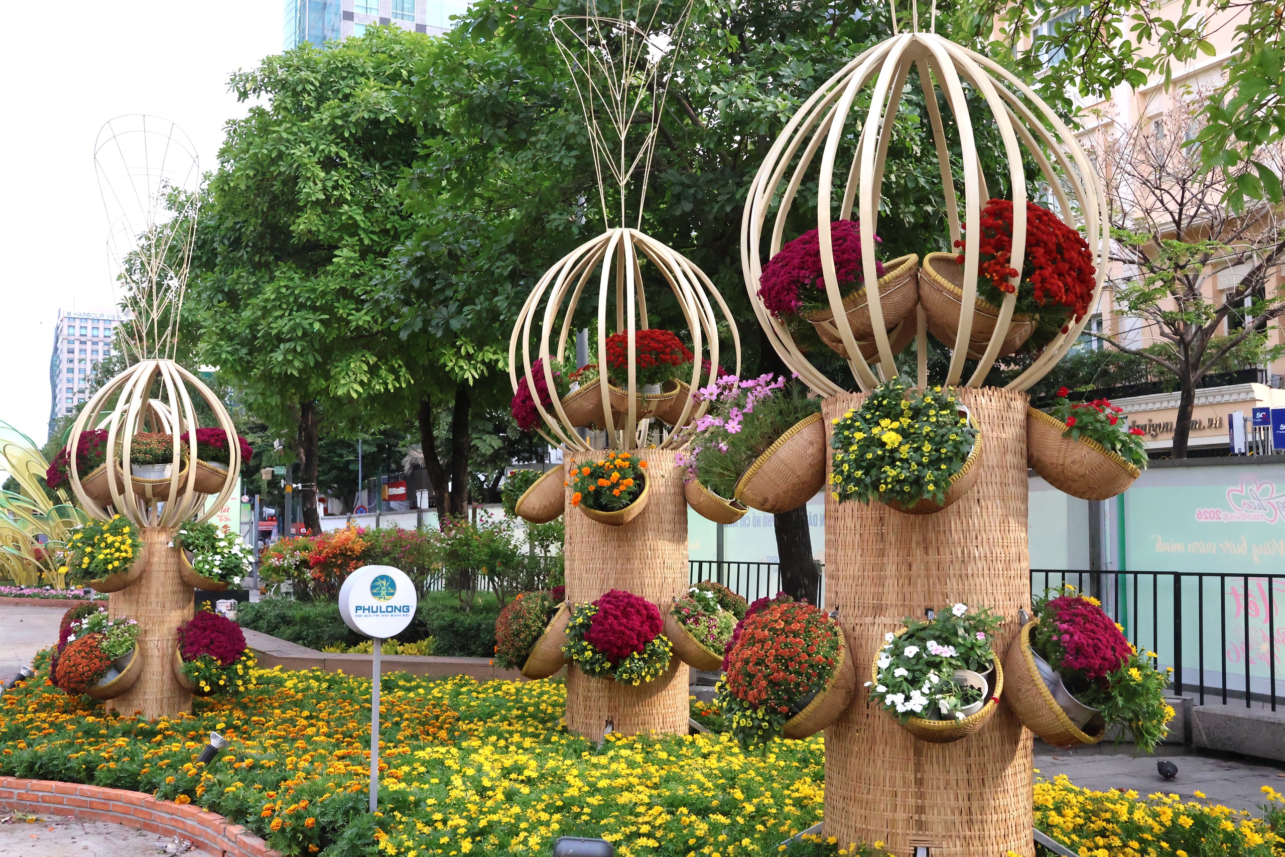 Lần đầu tiên Đường hoa Nguyễn Huệ có phiên bản ngày - đêm, bùng nổ công nghệ mapping - Ảnh 5.