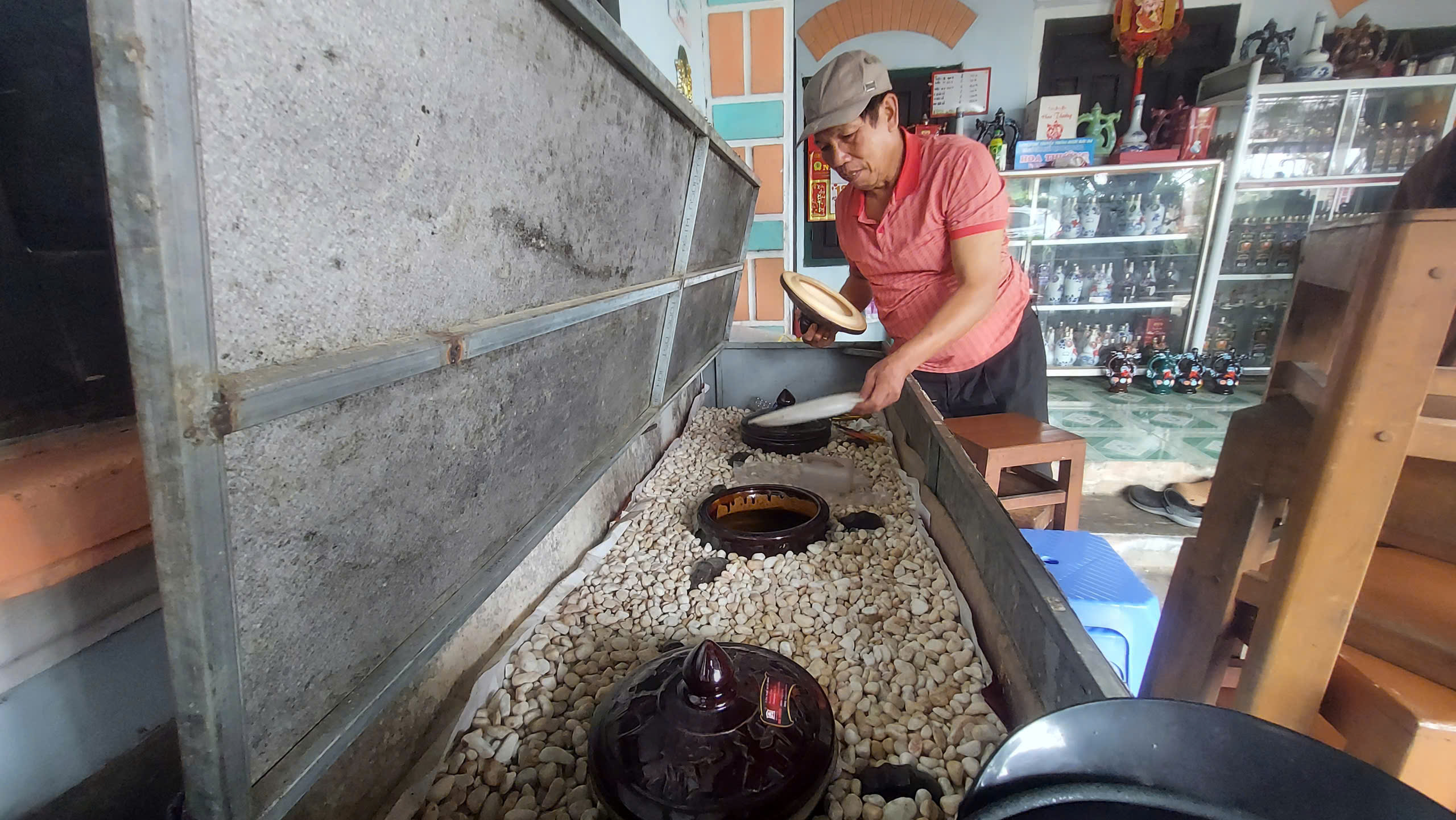 Thăm làng rượu Bàu Đá trước nỗi lo tắt lửa 3 Thăm làng rượu Bàu Đá trước nỗi lo tắt lửa - Ảnh 3.