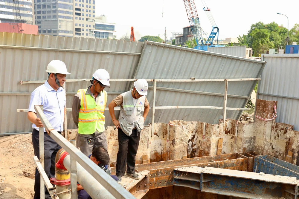 Ngoài công nhân, người lao động tại các công trình cũng làm việc xuyên Tết. Ảnh: HẢI NHI làm xuyên Tết (1).jpg