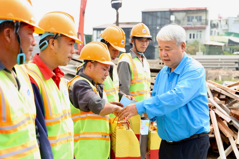 Ông Võ Khắc Thái, Phó Chủ tịch Thường trực LĐLĐ TP.HCM thăm và lì xì Tết đến người lao động làm việc xuyên Tết tại các công trình vào ngày 13-2-2026. Ảnh: HẢI NHI làm xuyên Tết (3).jpg
