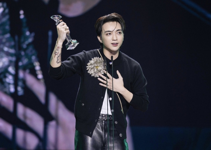 Soobin nâng cúp tại gala trao giải Làn Sóng Xanh 2025, hôm 30/1 ở TP HCM.