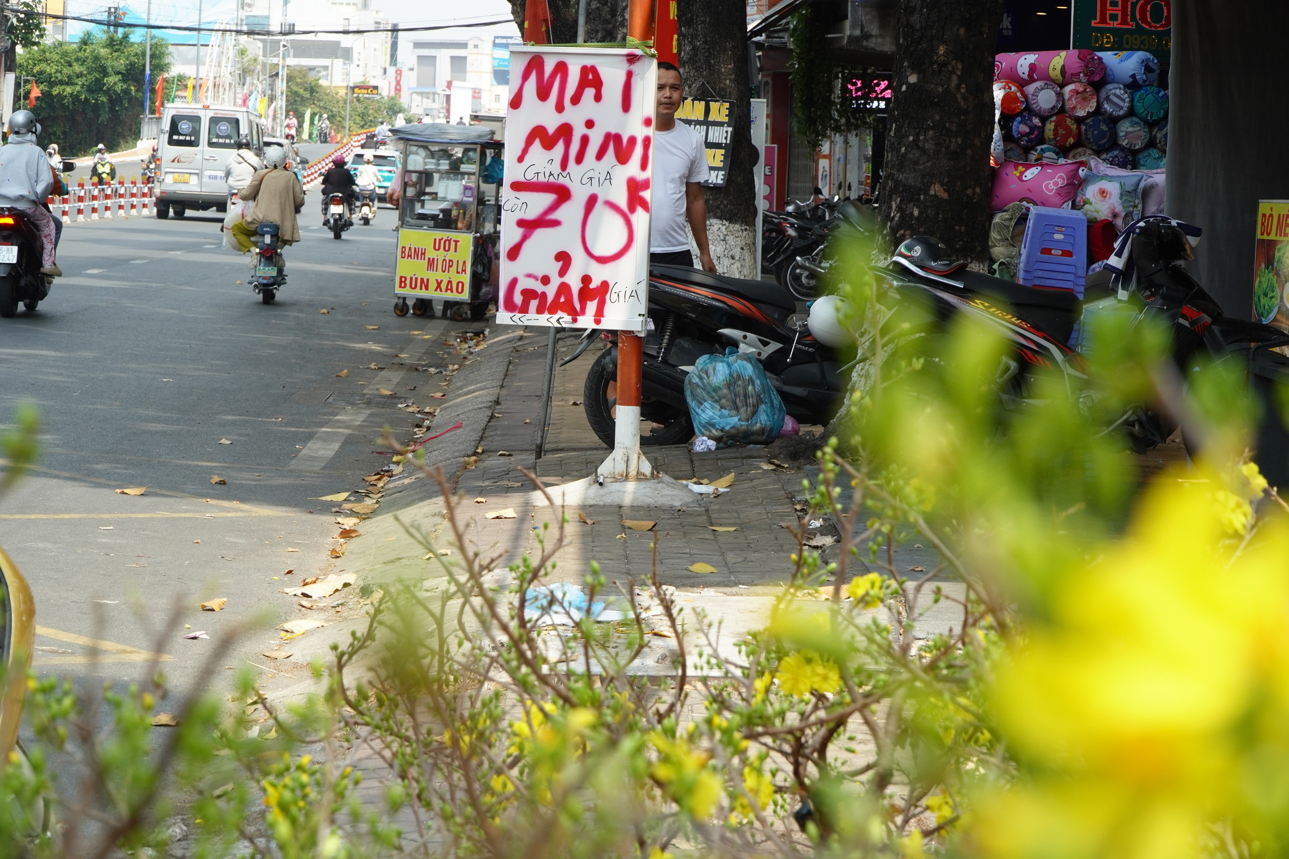 Người bán hoa ở Cần Thơ: “Treo biển giảm giá đau lòng lắm”- Ảnh 3. Người bán hoa ở Cần Thơ: “Treo biển giảm giá đau lòng lắm”- Ảnh 3.