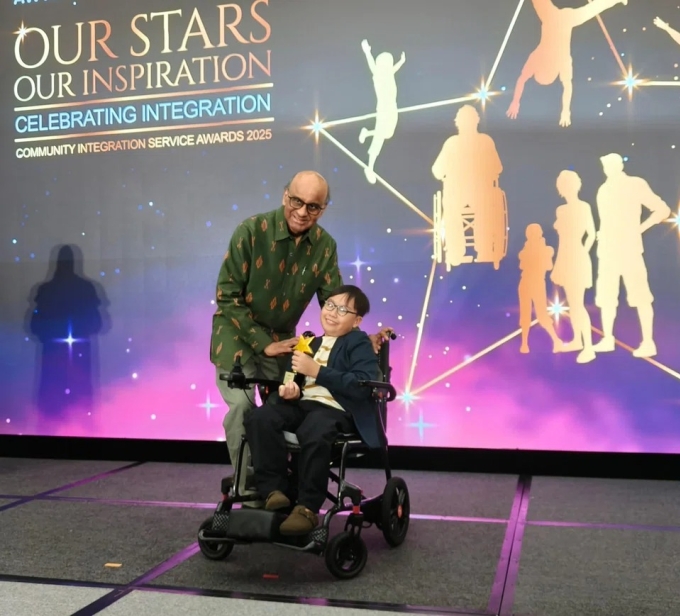 Tổng thống Singapore Tharman Shanmugaratnam trao giải cho Bryan năm 2025 vì thành tích xuất sắc trong thể thao. Ảnh: Straits Times