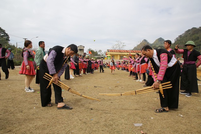 Không chỉ ngắm cảnh, du khách còn được hòa mình vào không gian văn hóa cộng đồng, khám phá đời sống đặc trưng của người Thái, Mông, Dao, Mường… để hiểu thêm về tâm hồn mộc mạc, chân thành của người dân miền sơn cước. Hình ảnh rộn ràng không khí vui Xuân, đón Tết của đồng bào dân tộc Mông ở bản Tà Số, phường Mộc Châu. Ảnh: H.T.