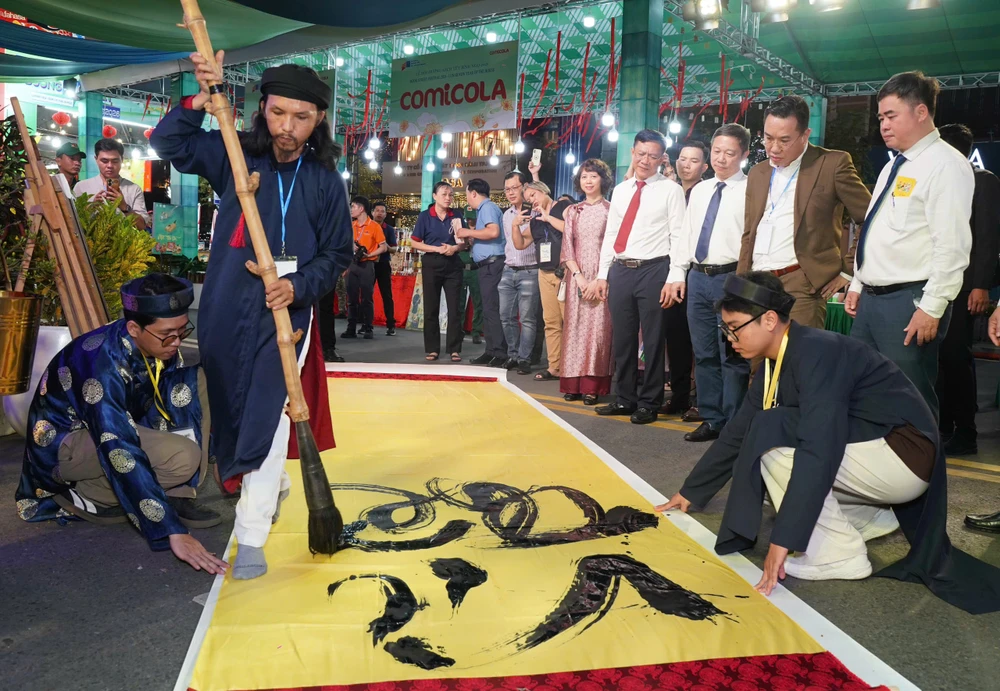 Hoạt động vẽ thư pháp chào mừng Lễ hội Đường sách Tết Bính Ngọ 2026. đường sách tết (8).jpg