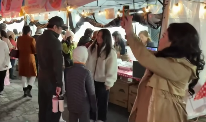 Người tham gia Lễ hội Tết ở San Jose trong video do CBS News đăng ngày 13/2. Ảnh chụp màn hình