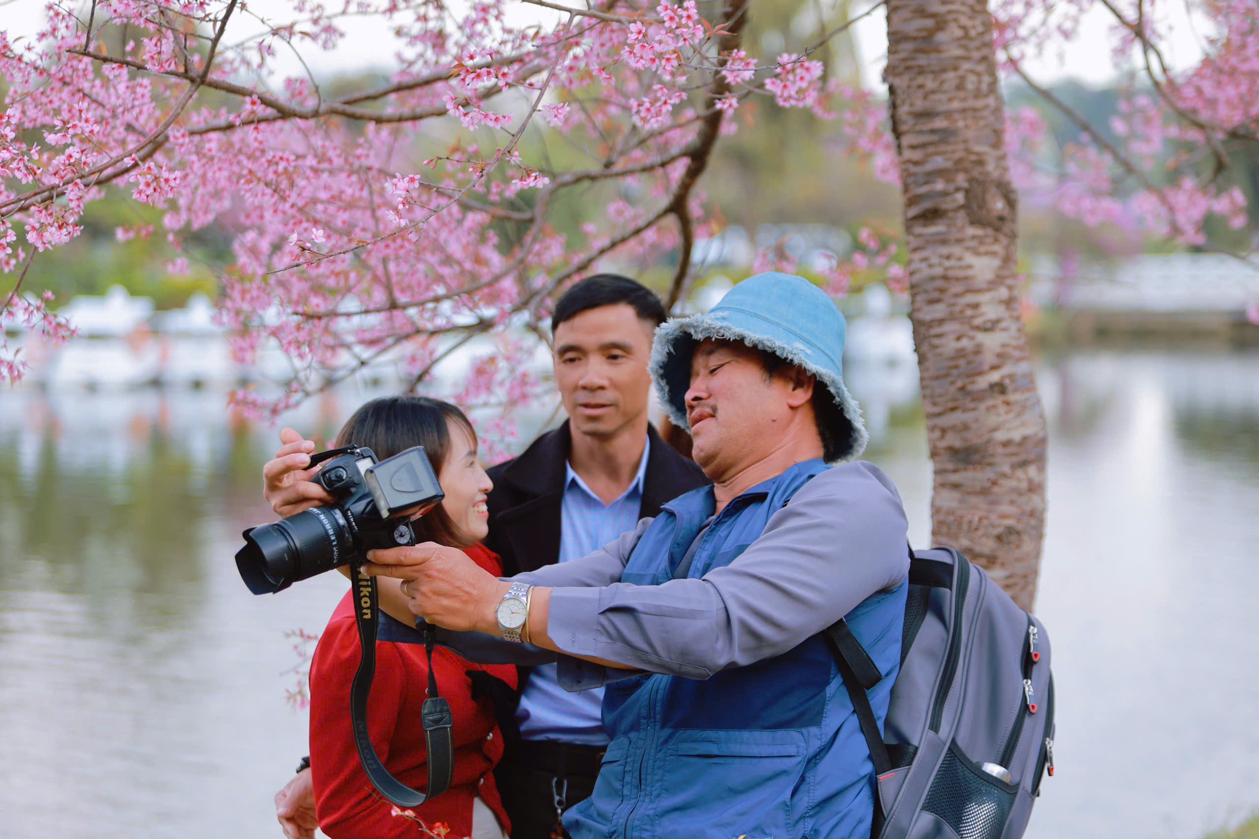 Thợ ảnh dạo Đà Lạt: Bỏ in hình, chuyển sang 'bắn' file, thu tiền triệu mỗi ngày- Ảnh 2.