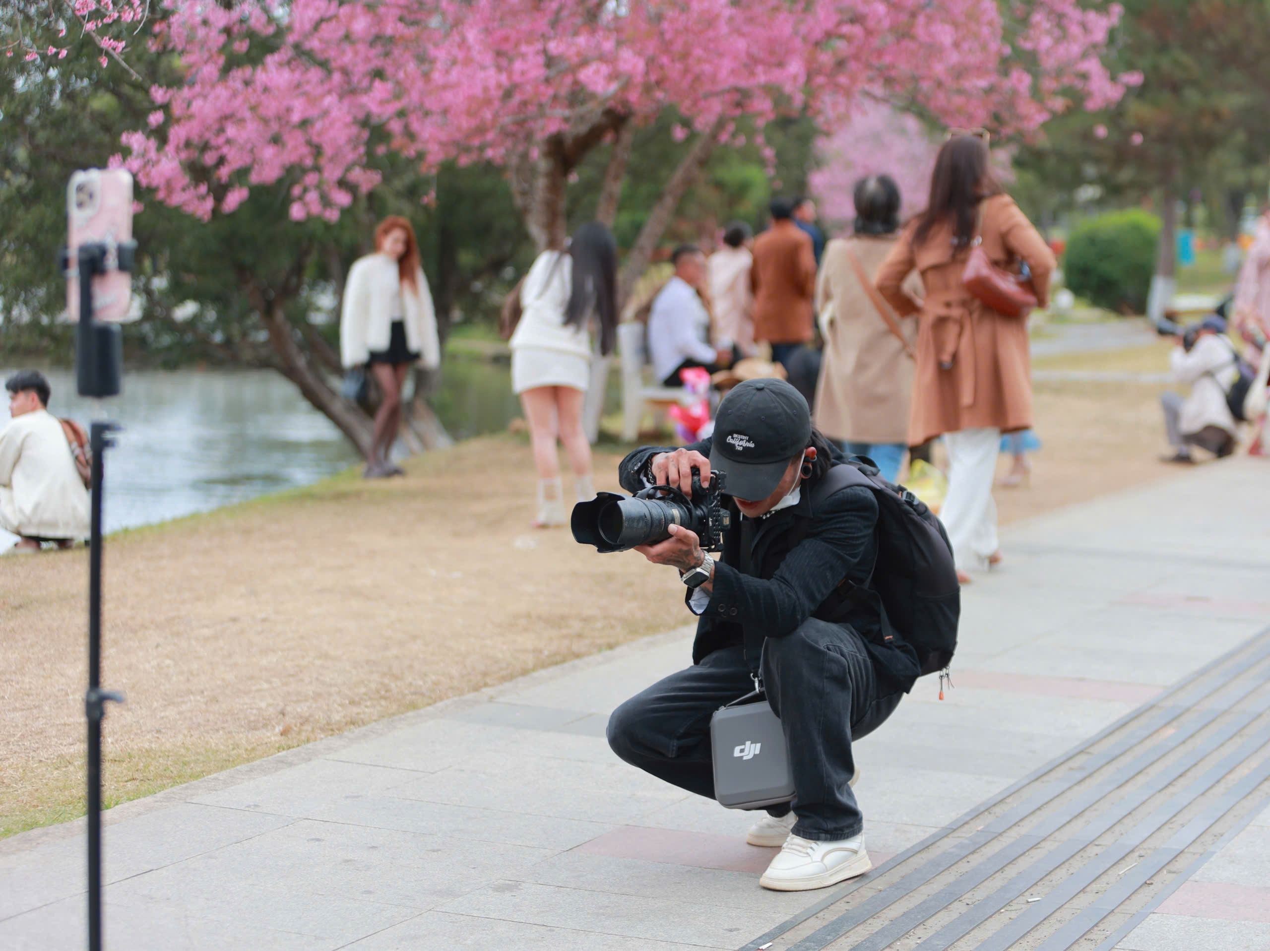 Thợ ảnh dạo Đà Lạt: Bỏ in hình, chuyển sang 'bắn' file, thu tiền triệu mỗi ngày- Ảnh 4.