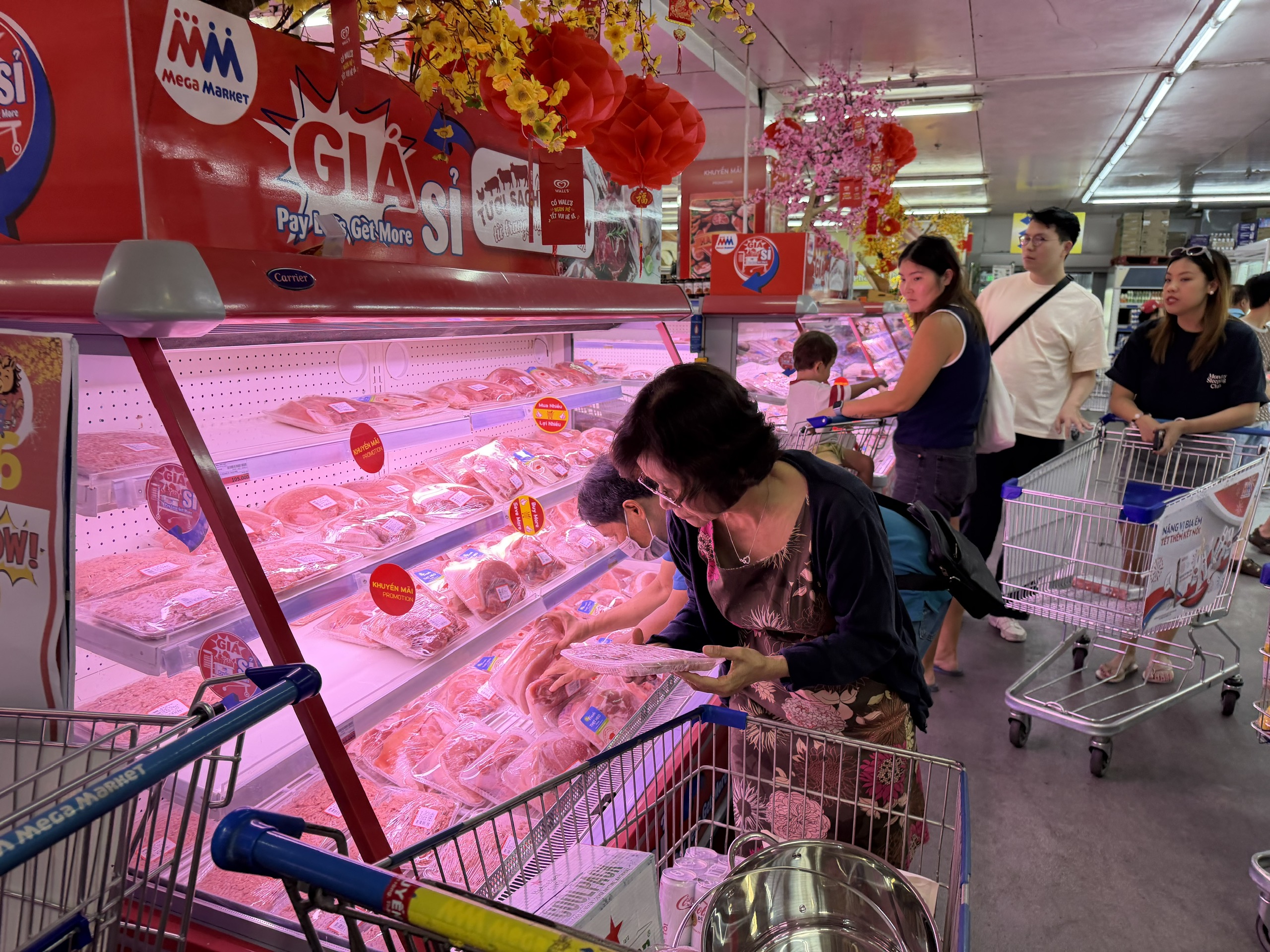 Nhu cầu sắm Tết 'giờ chót' tăng mạnh: siêu thị TP.HCM  đón lượng khách lớn - Ảnh 4.