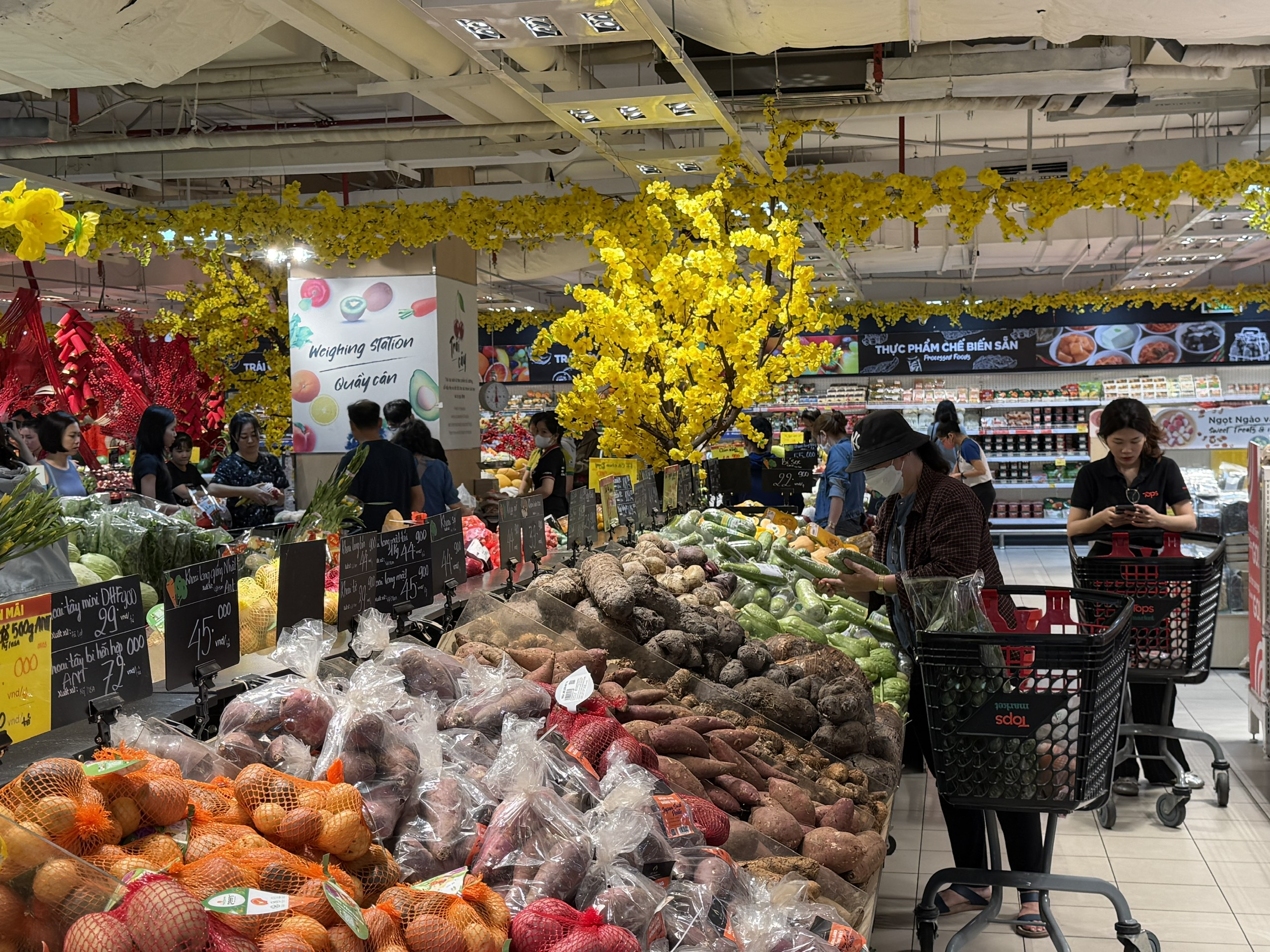 Nhu cầu sắm Tết 'giờ chót' tăng mạnh: siêu thị TP.HCM  đón lượng khách lớn - Ảnh 7.