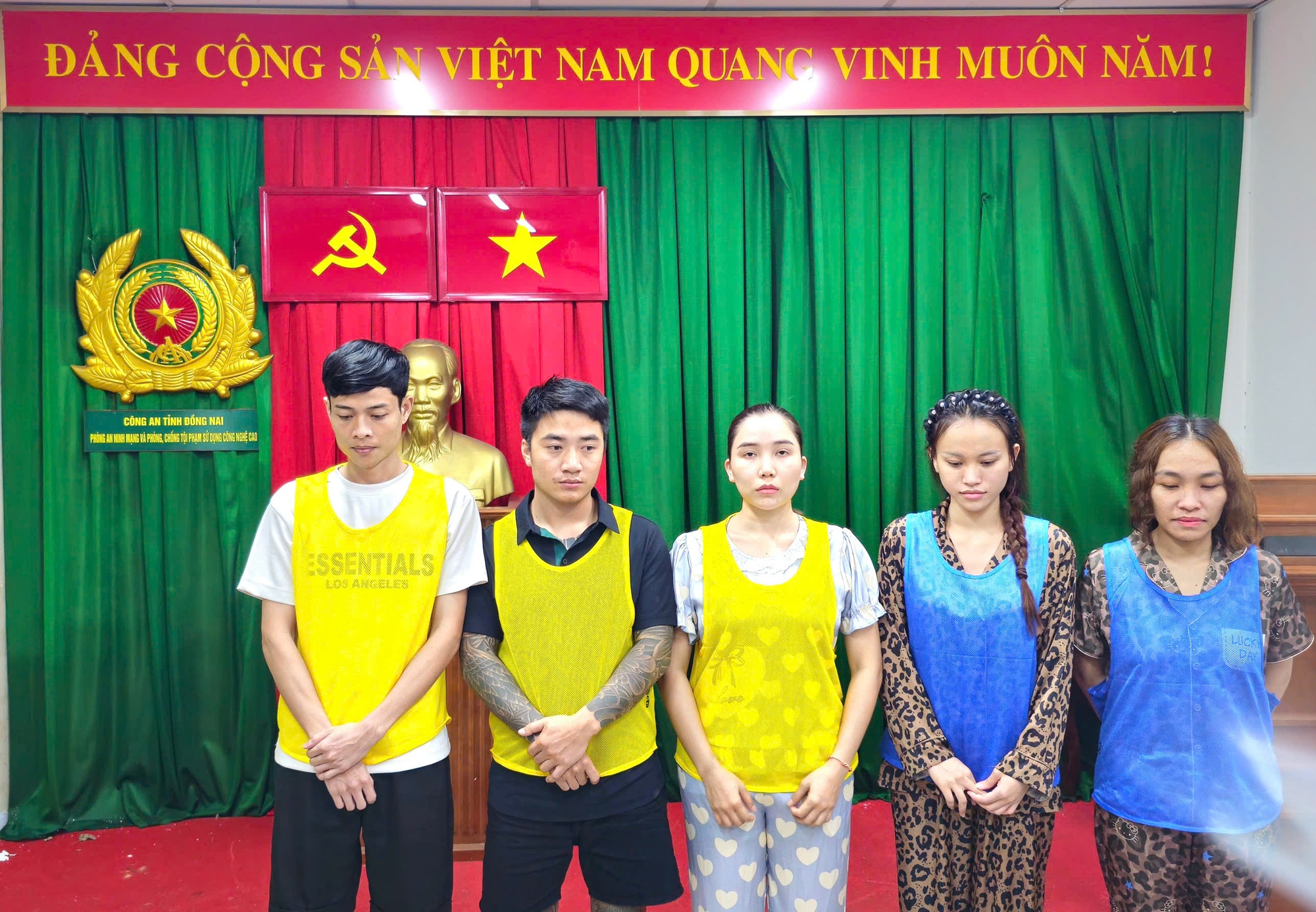 Điều tra dòng tiền qua nhiều lớp tài khoản ngân hàng, quy đổi sang USDT: Hơn 2.500 tỷ đồng bị chiếm đoạt, công an truy bắt 111 đối tượng- Ảnh 1.