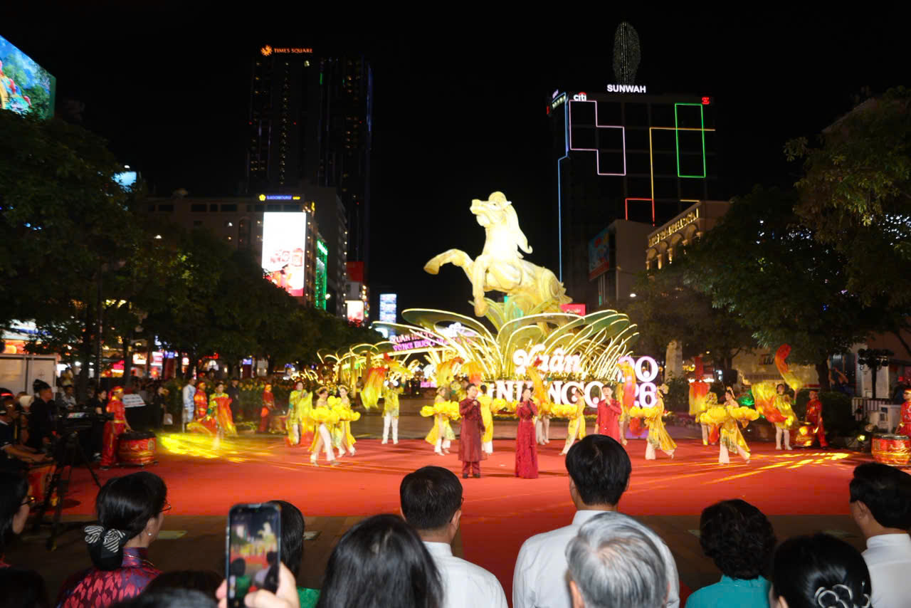 Chính thức khai mạc Đường hoa Nguyễn Huệ Tết Bính Ngọ 2026 - Ảnh 4.