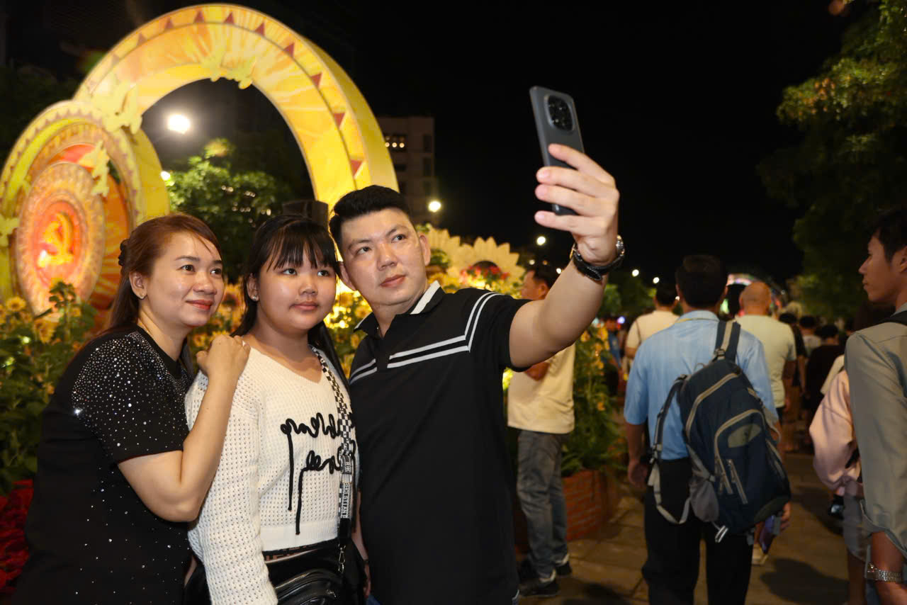 Chính thức khai mạc Đường hoa Nguyễn Huệ Tết Bính Ngọ 2026 - Ảnh 6.