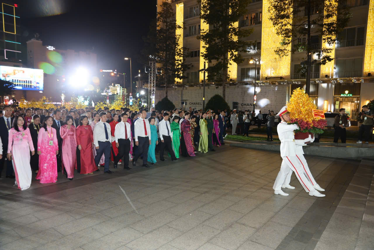 Chính thức khai mạc Đường hoa Nguyễn Huệ Tết Bính Ngọ 2026 - Ảnh 7.