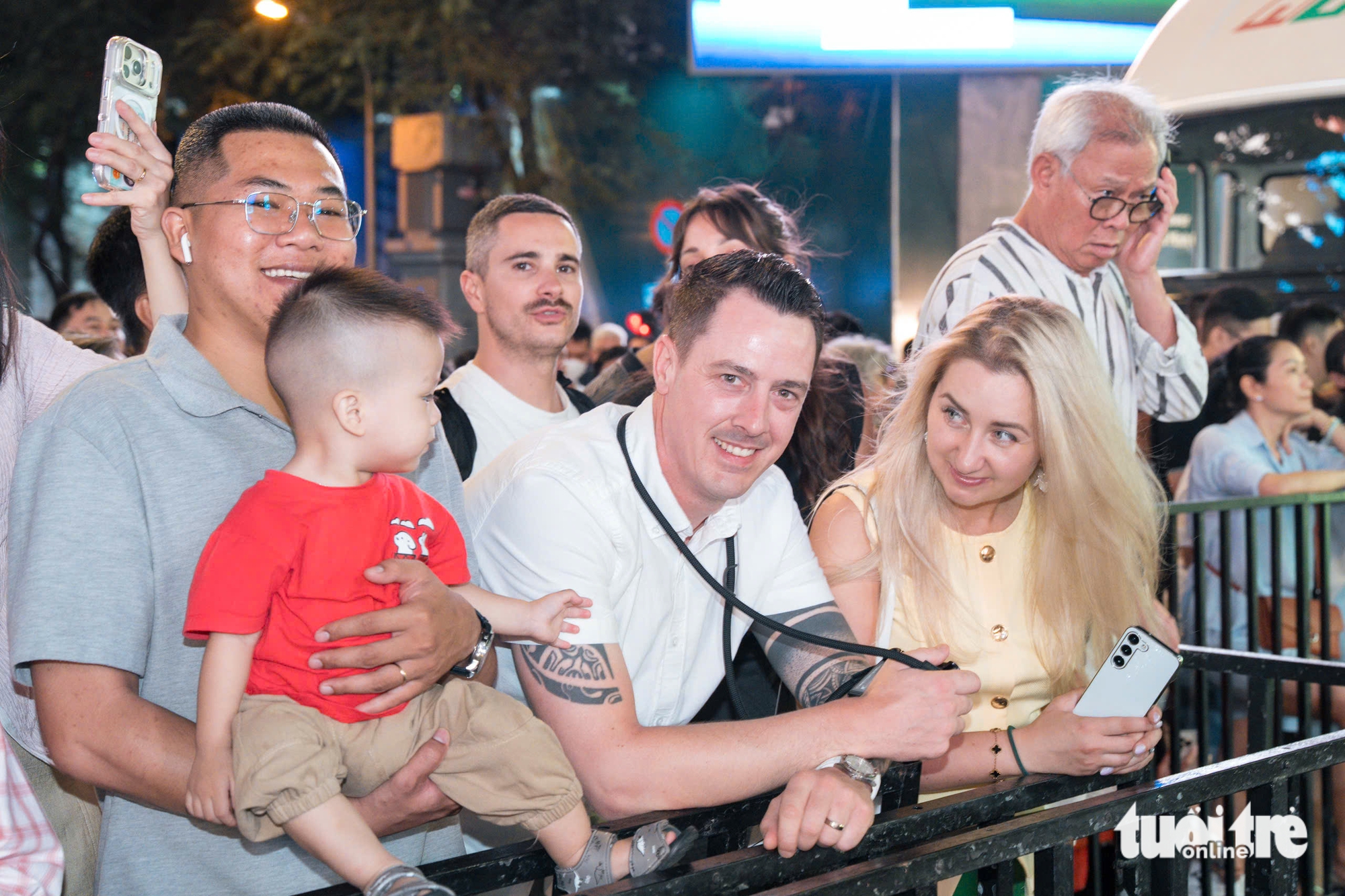 Trải nghiệm phiên bản đêm của đường hoa Nguyễn Huệ Tết Bính Ngọ 2026 sau lễ khai mạc 4 đường hoa Nguyễn Huệ - Ảnh 4.