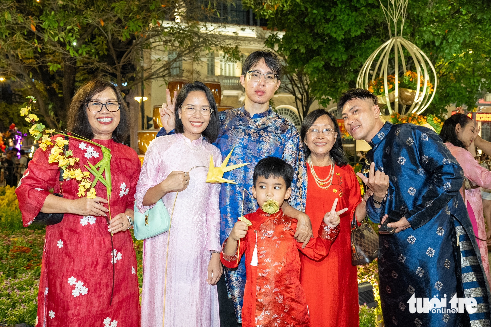 Trải nghiệm phiên bản đêm của đường hoa Nguyễn Huệ Tết Bính Ngọ 2026 sau lễ khai mạc 6 đường hoa Nguyễn Huệ - Ảnh 6.