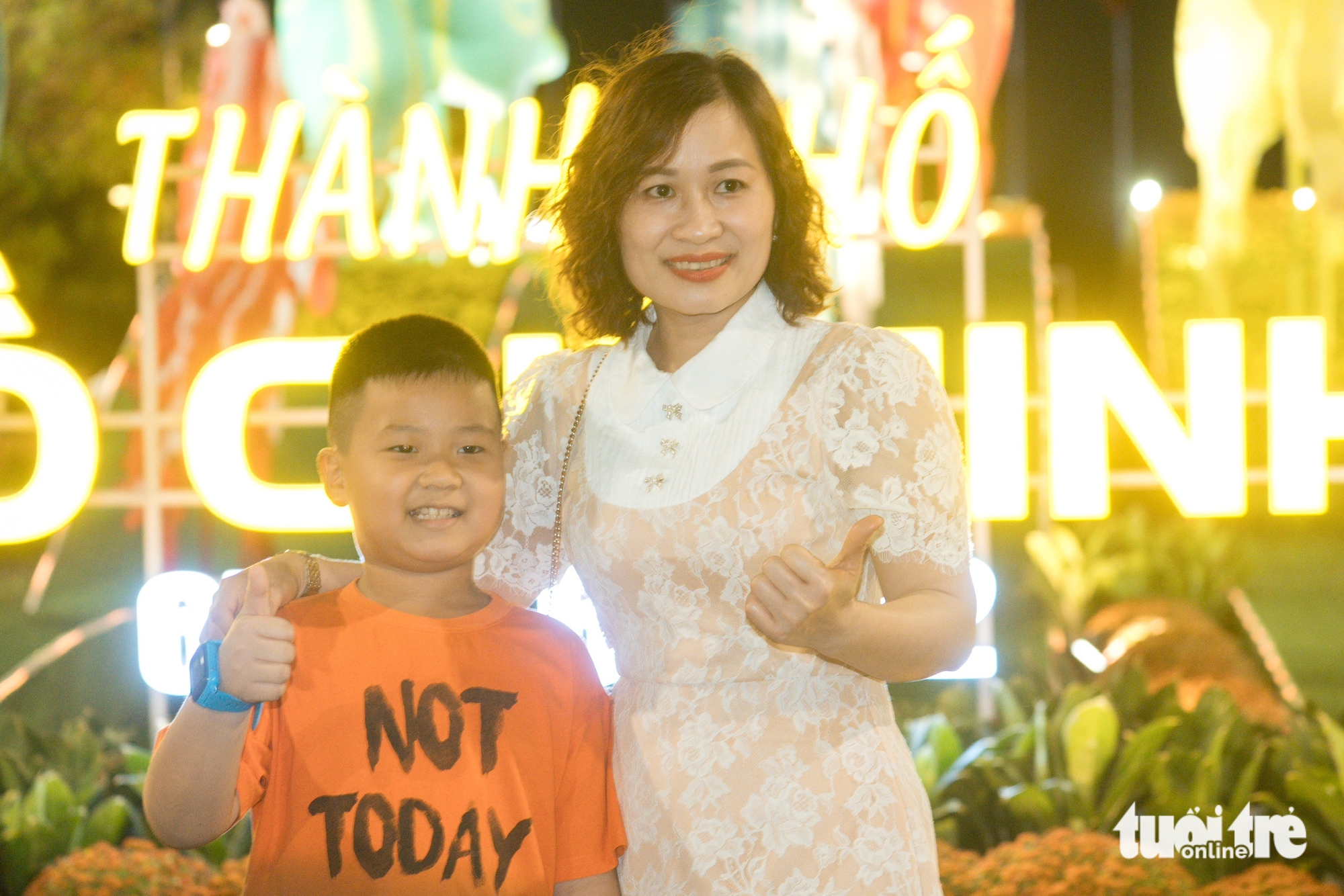 Trải nghiệm phiên bản đêm của đường hoa Nguyễn Huệ Tết Bính Ngọ 2026 sau lễ khai mạc 7 Trải nghiệm phiên bản đêm của đường hoa Nguyễn Huệ Tết Bính Ngọ 2026 sau lễ khai mạc - Ảnh 7.