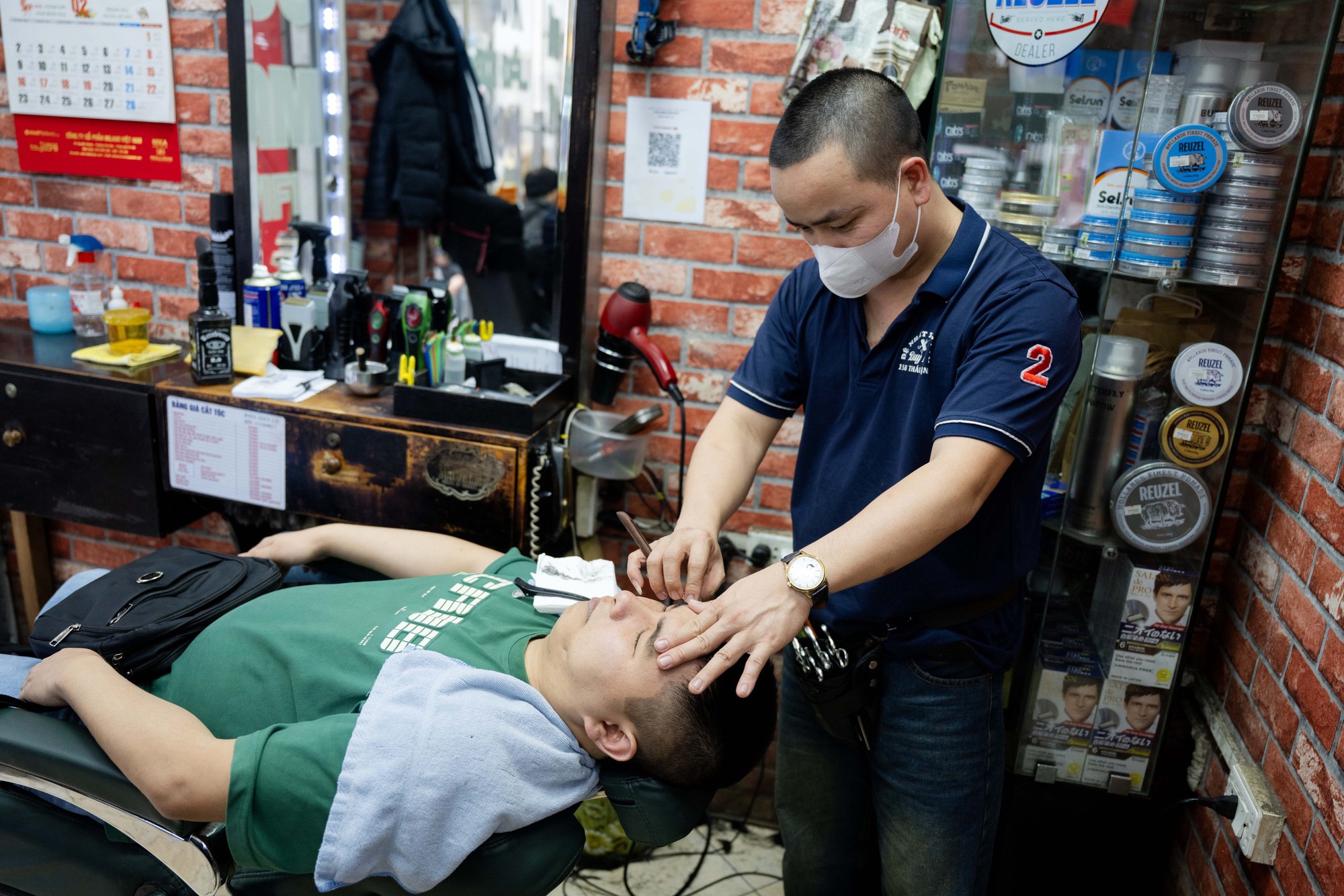 Salon tóc ngày 28 Tết: Khách xếp hàng nườm nượp, thợ làm hết công suất, kín lịch đến khuya- Ảnh 4.