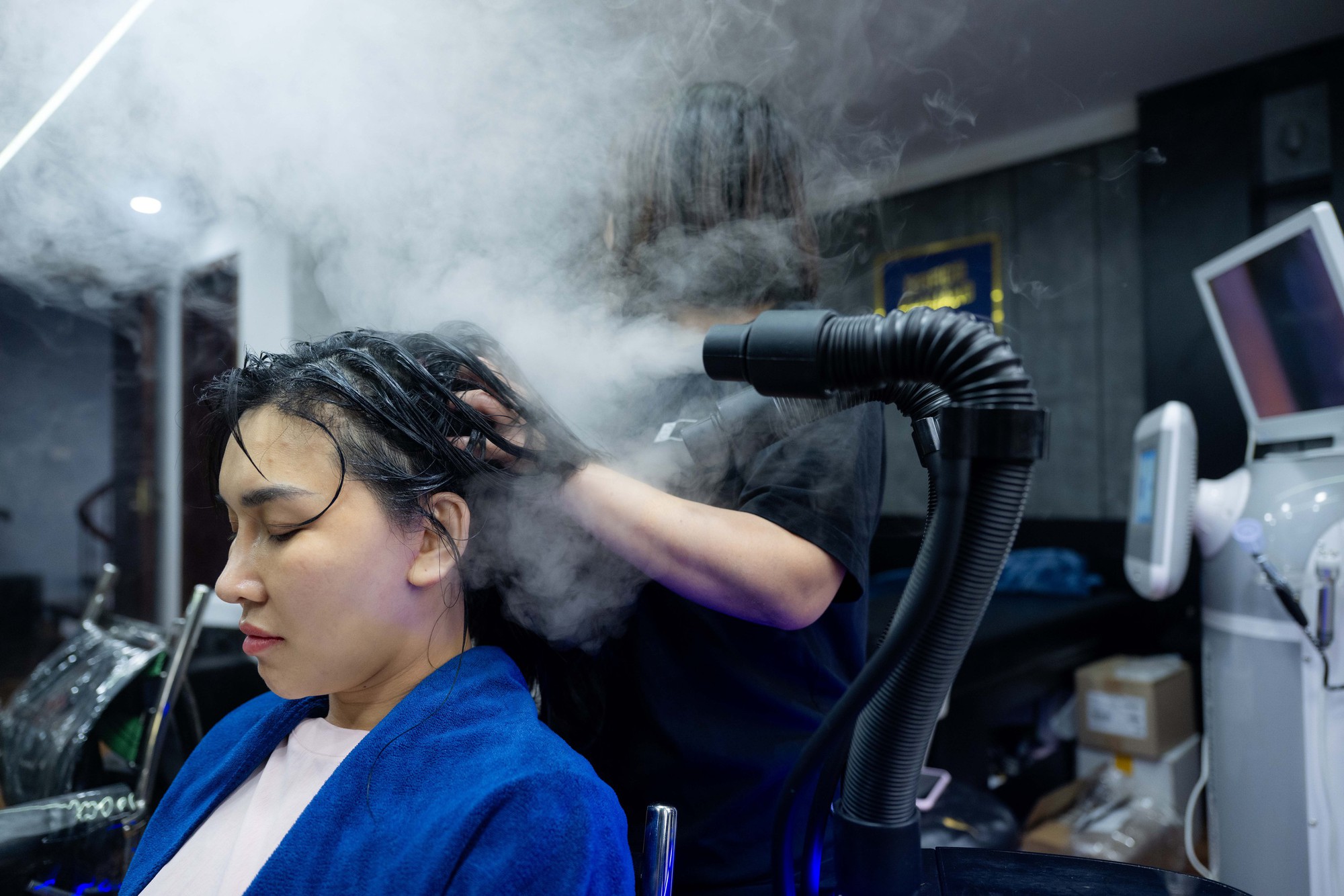 Salon tóc ngày 28 Tết: Khách xếp hàng nườm nượp, thợ làm hết công suất, kín lịch đến khuya- Ảnh 7.