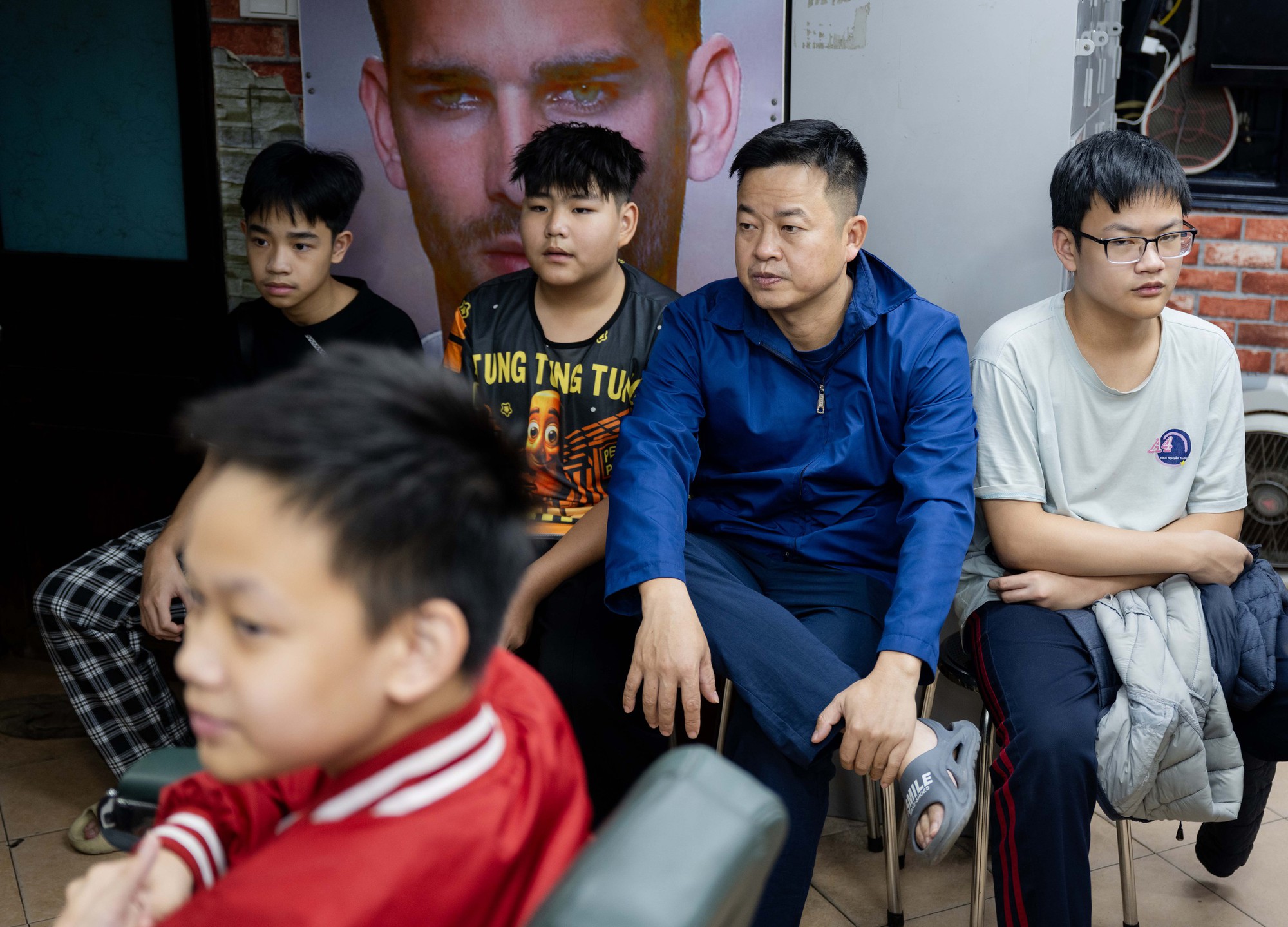 Salon tóc ngày 28 Tết: Khách xếp hàng nườm nượp, thợ làm hết công suất, kín lịch đến khuya- Ảnh 8.