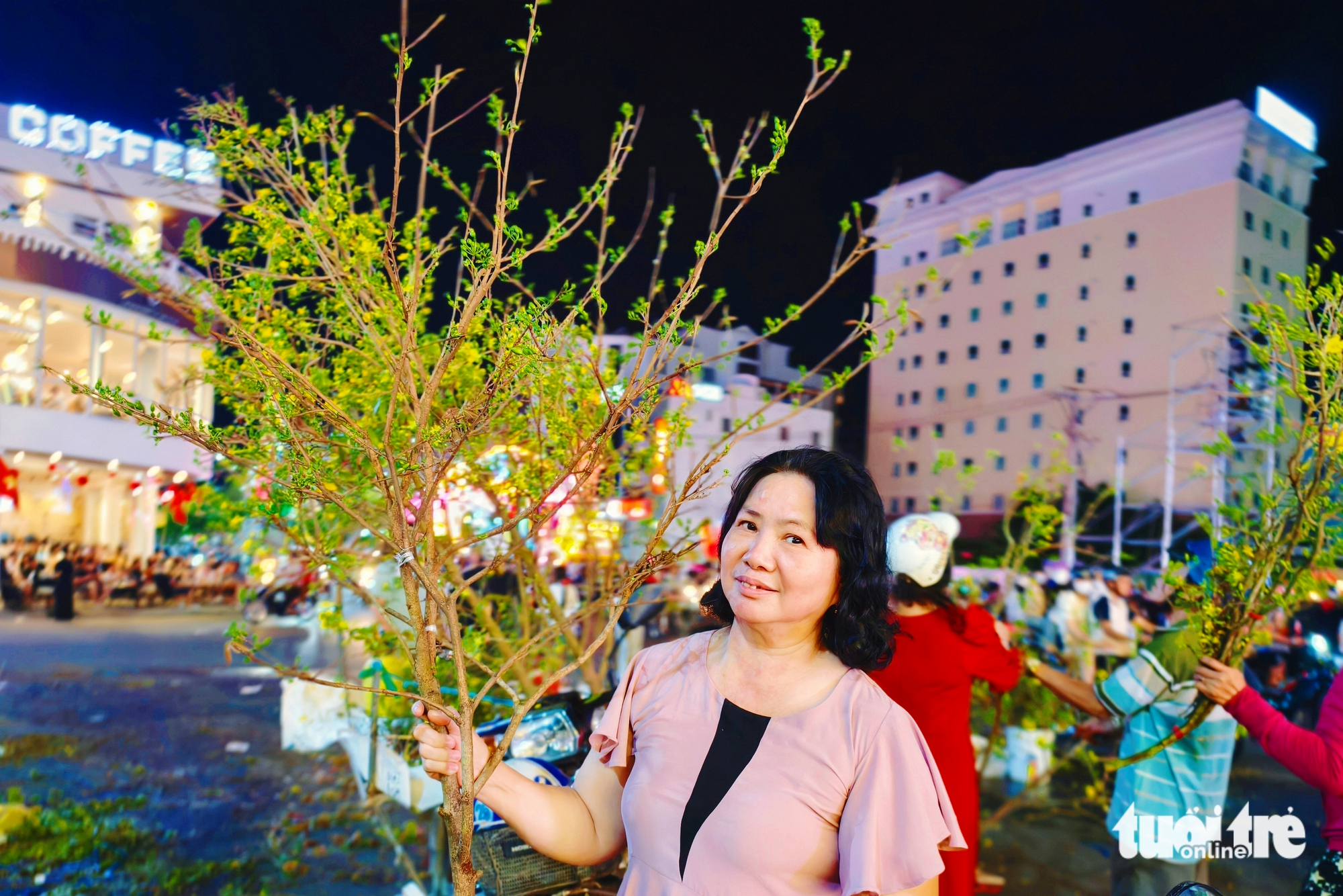 'Chợ' nhánh mai vàng ở Long Xuyên rộn ràng tối 28 Tết, giá rẻ hơn năm trước 3 mai vàng - Ảnh 3.