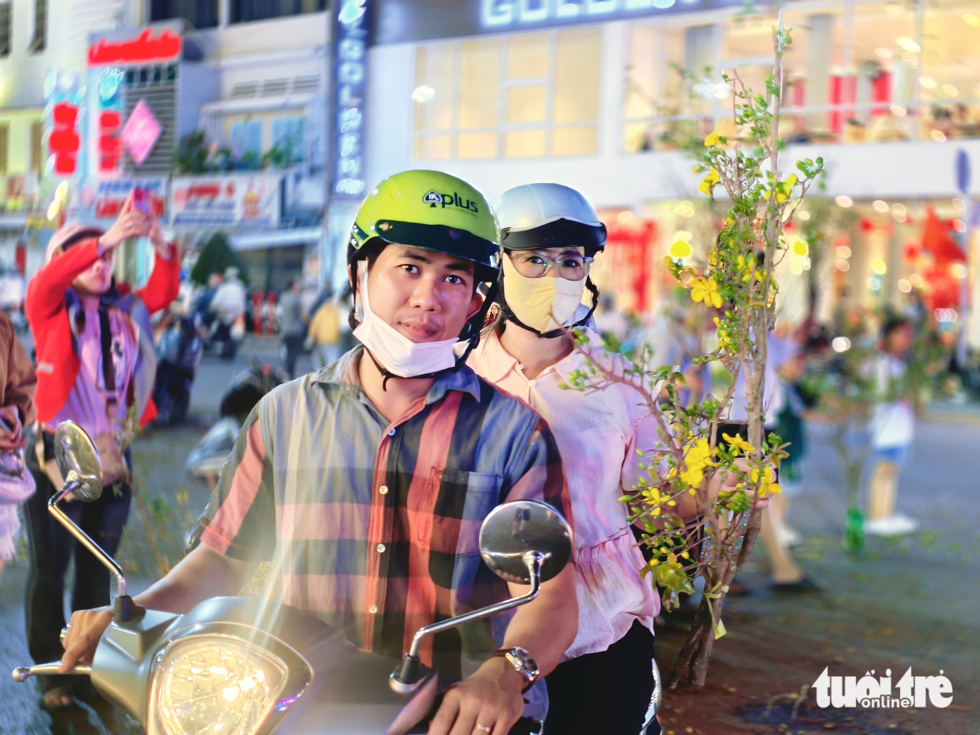 'Chợ' nhánh mai vàng ở Long Xuyên rộn ràng tối 28 Tết, giá rẻ hơn năm trước 4 mai vàng - Ảnh 4.