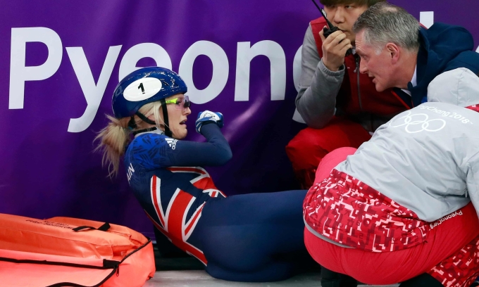 Elise Christie bị ngã tại Olympic PyeongChang 2018, Hàn Quốc ngày 17/2/2018. Ảnh: EPA
