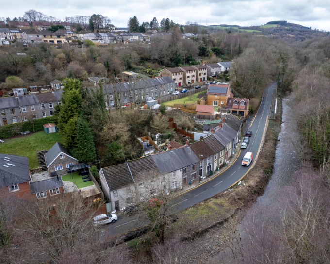 Một phần khu phố Clydach Terrace uốn lượn theo khúc quanh của sông Nant Clydach. Ảnh: The Guardian