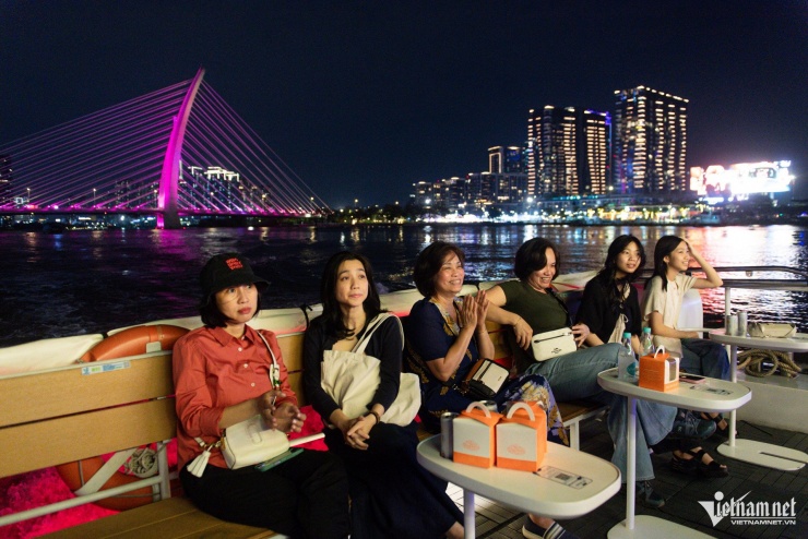 Khách quốc tế lần đầu đón Tết Việt, nghe cồng chiêng trên du thuyền sông Sài Gòn - 2
