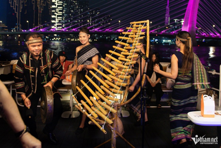 Khách quốc tế lần đầu đón Tết Việt, nghe cồng chiêng trên du thuyền sông Sài Gòn - 4