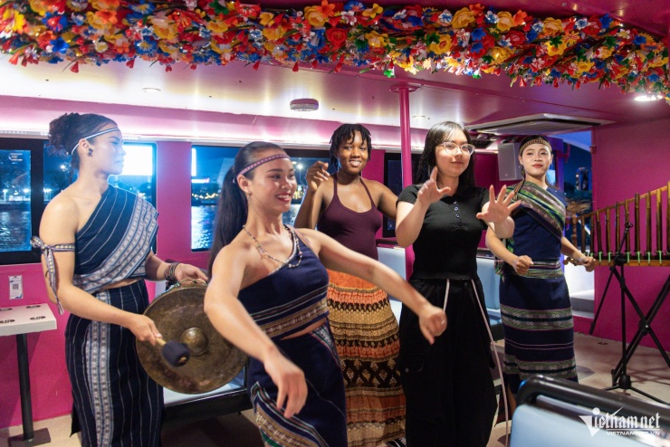 Khách quốc tế lần đầu đón Tết Việt, nghe cồng chiêng trên du thuyền sông Sài Gòn - 6