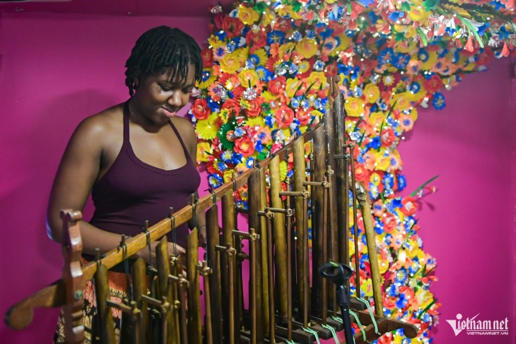 Khách quốc tế lần đầu đón Tết Việt, nghe cồng chiêng trên du thuyền sông Sài Gòn - 7