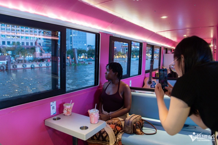 Khách quốc tế lần đầu đón Tết Việt, nghe cồng chiêng trên du thuyền sông Sài Gòn - 8