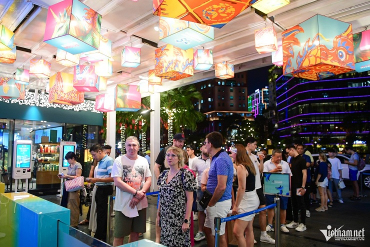 Khách quốc tế lần đầu đón Tết Việt, nghe cồng chiêng trên du thuyền sông Sài Gòn - 11