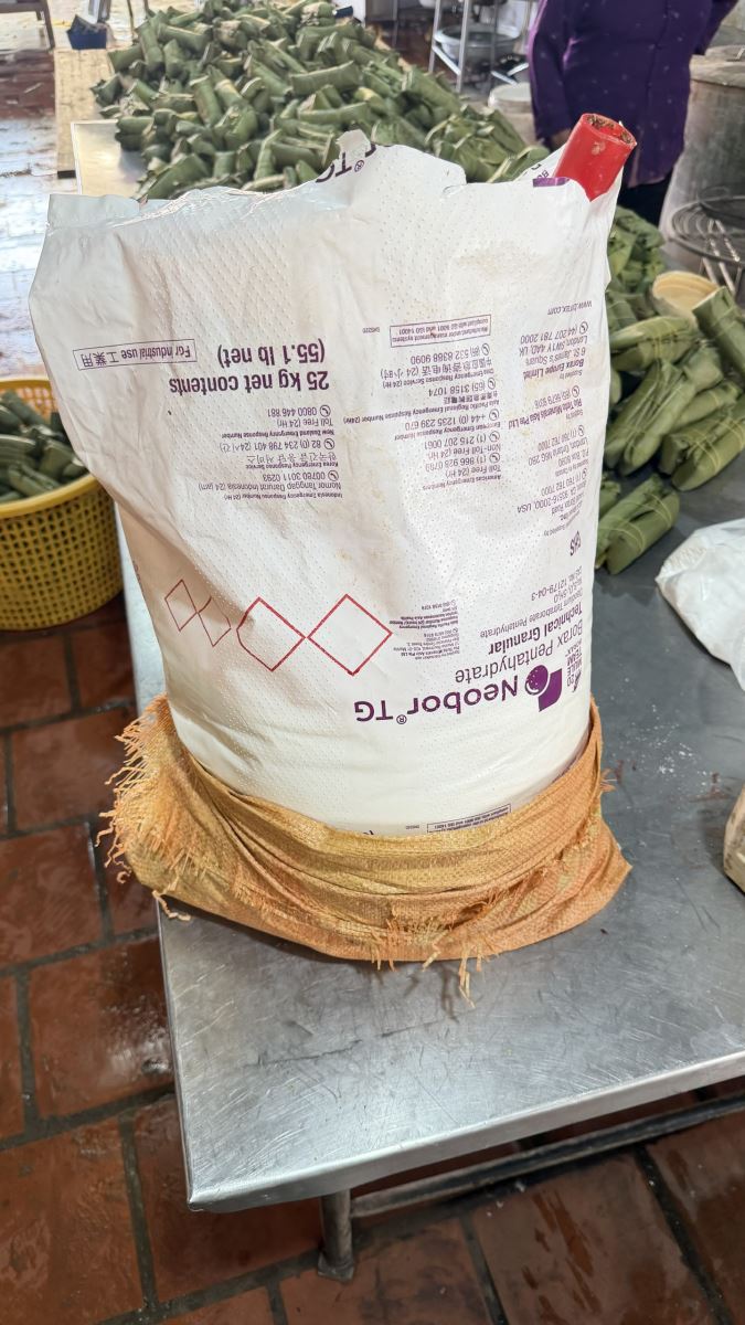 750 cây giò, 720 túi xúc xích chứa chất cấm: Khởi tố mẹ con chủ cơ sở tại chợ đầu mối Đông Tảo- Ảnh 2.