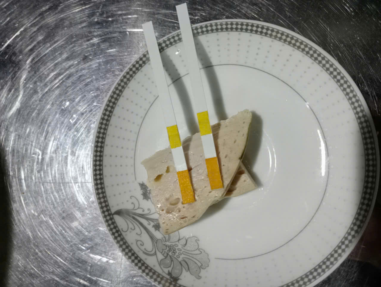 750 cây giò, 720 túi xúc xích chứa chất cấm: Khởi tố mẹ con chủ cơ sở tại chợ đầu mối Đông Tảo- Ảnh 3.