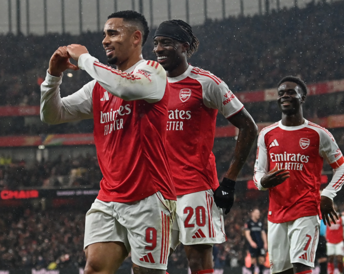 Gabriel Jesus mừng bàn ấn định chiến thắng. Ảnh: Reuters