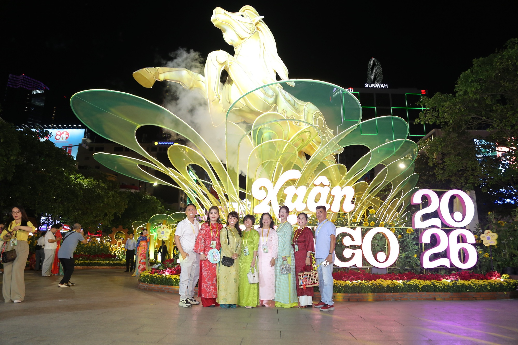 Đường hoa Nguyễn Huệ chính thức mở màn: Ngựa khổng lồ “chiếm sóng”, công nghệ hiện đại gây choáng ngợp- Ảnh 2.