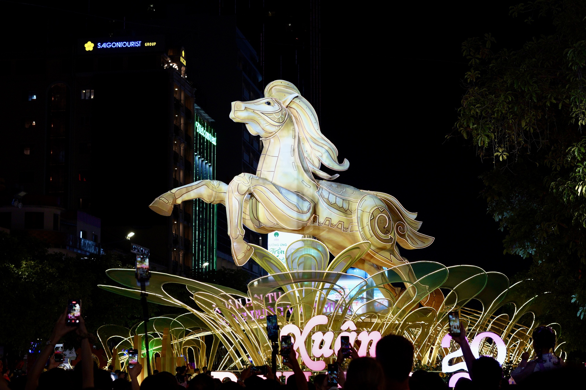 Đường hoa Nguyễn Huệ chính thức mở màn: Ngựa khổng lồ “chiếm sóng”, công nghệ hiện đại gây choáng ngợp- Ảnh 4.
