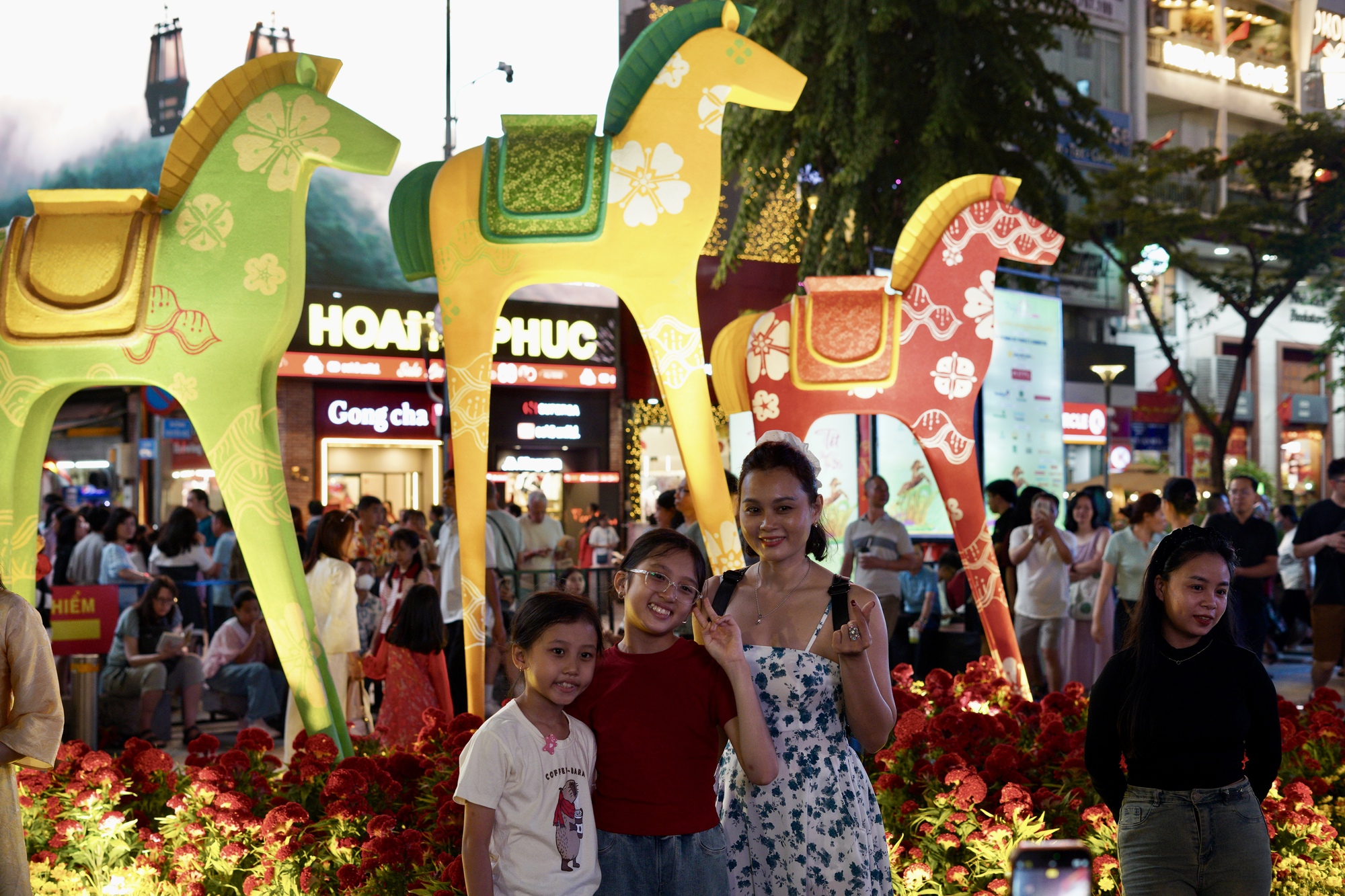 Đường hoa Nguyễn Huệ chính thức mở màn: Ngựa khổng lồ “chiếm sóng”, công nghệ hiện đại gây choáng ngợp- Ảnh 5.