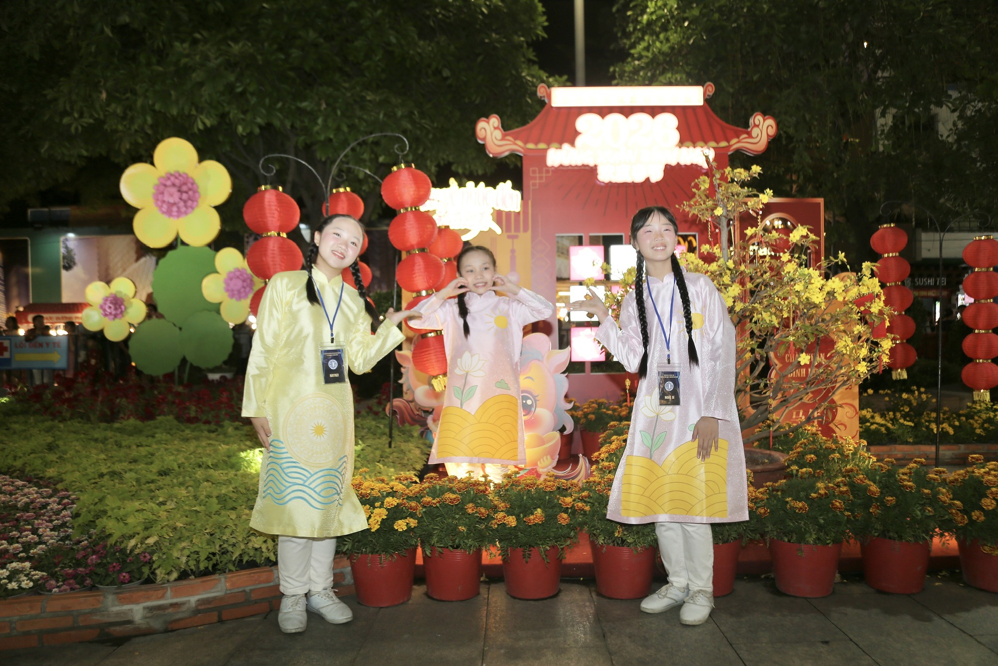 Đường hoa Nguyễn Huệ chính thức mở màn: Ngựa khổng lồ “chiếm sóng”, công nghệ hiện đại gây choáng ngợp- Ảnh 8.