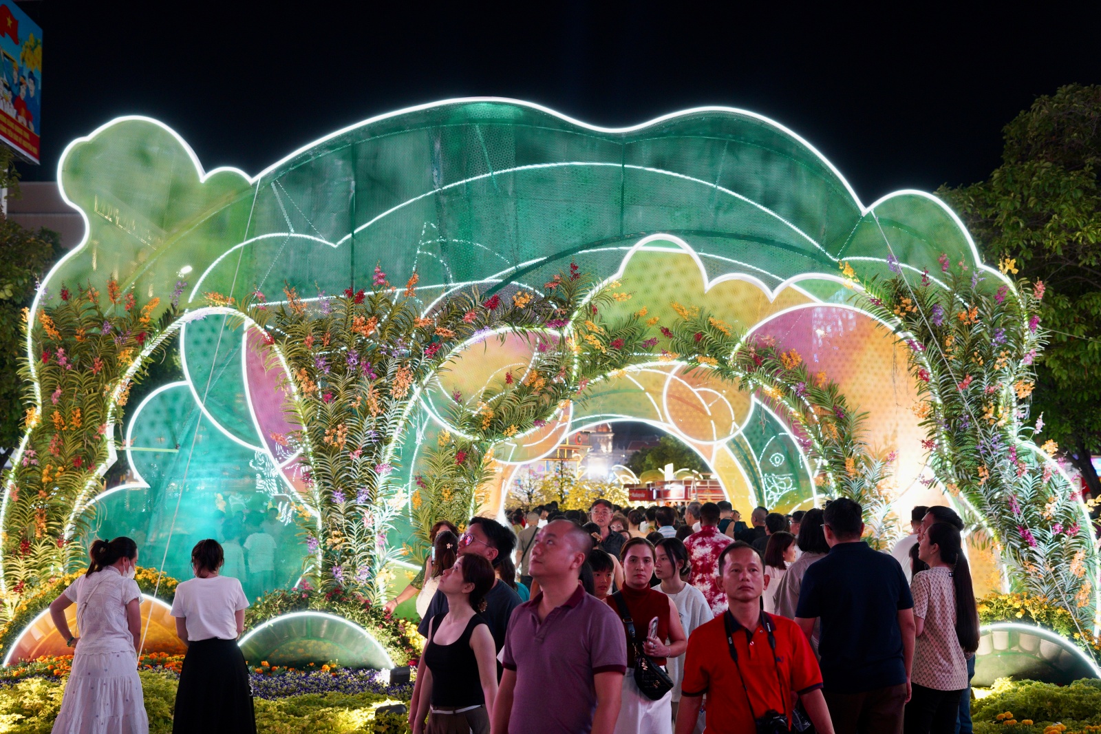 Đường hoa Nguyễn Huệ chính thức mở màn: Ngựa khổng lồ “chiếm sóng”, công nghệ hiện đại gây choáng ngợp- Ảnh 9.