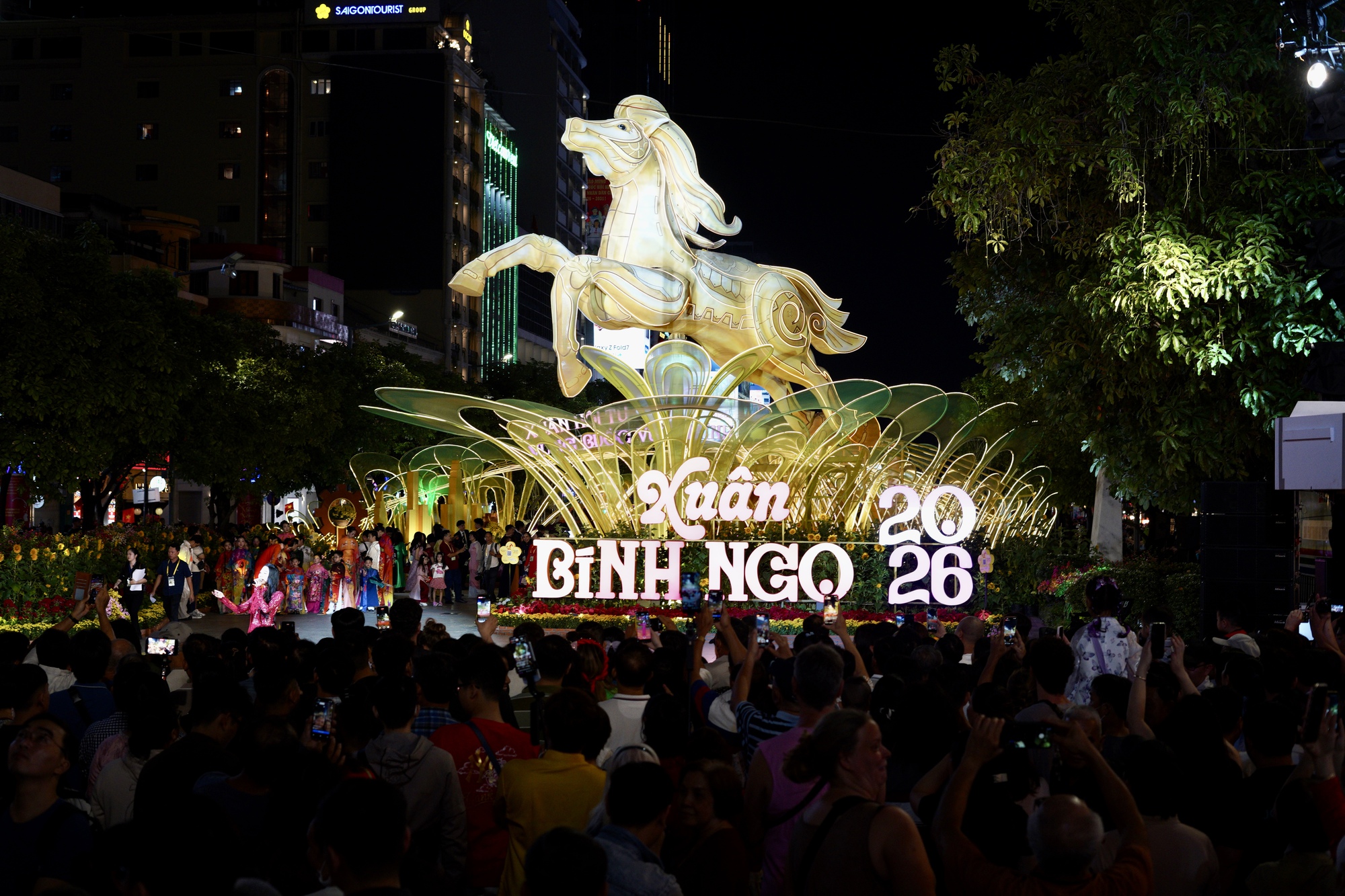 Đường hoa Nguyễn Huệ chính thức mở màn: Ngựa khổng lồ “chiếm sóng”, công nghệ hiện đại gây choáng ngợp- Ảnh 10.