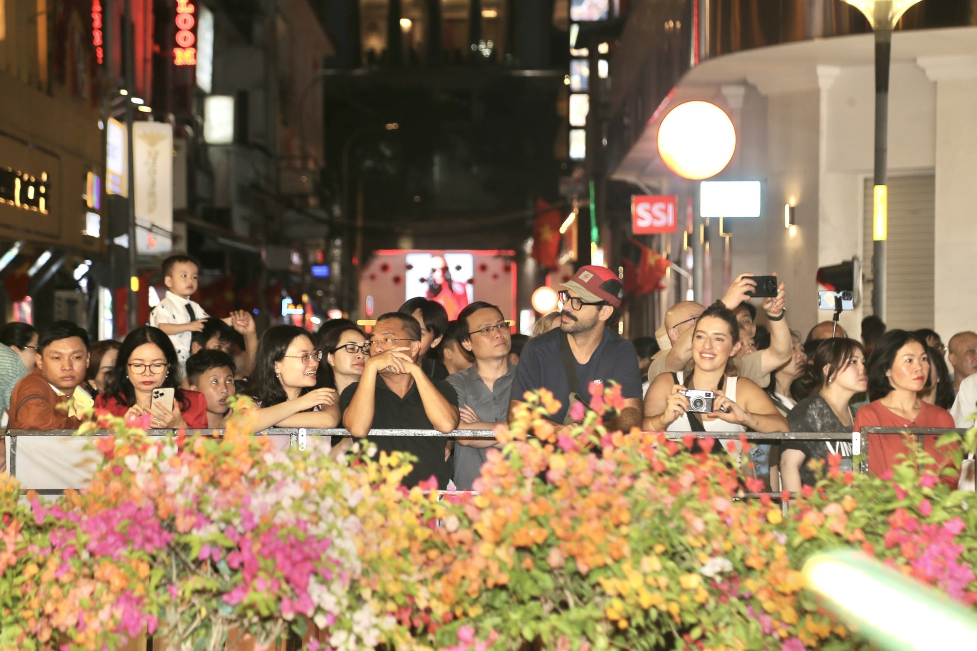 Đường hoa Nguyễn Huệ chính thức mở màn: Ngựa khổng lồ “chiếm sóng”, công nghệ hiện đại gây choáng ngợp- Ảnh 11.