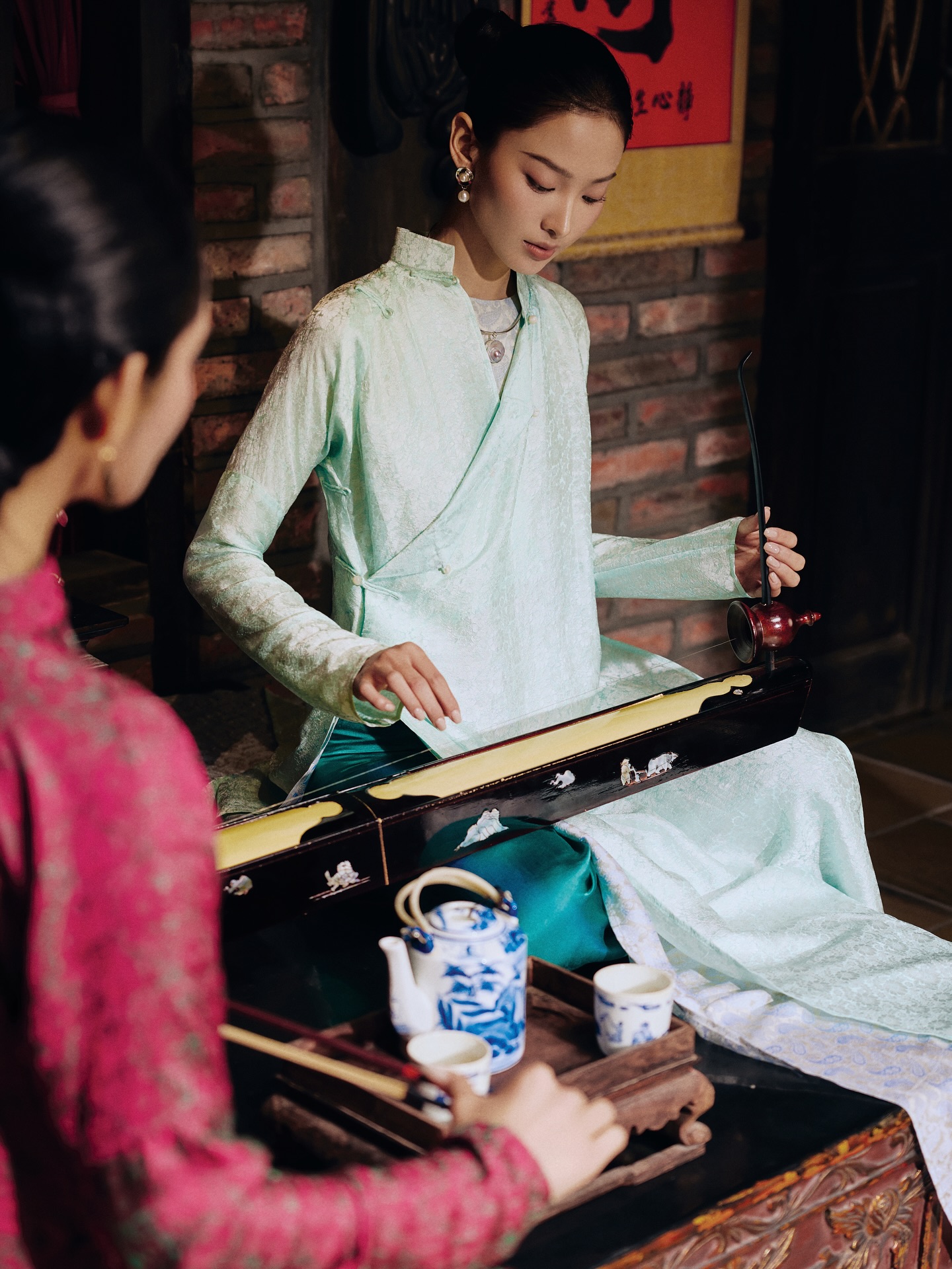 Có một kiểu áo dài Tết, càng biến tấu lại càng 