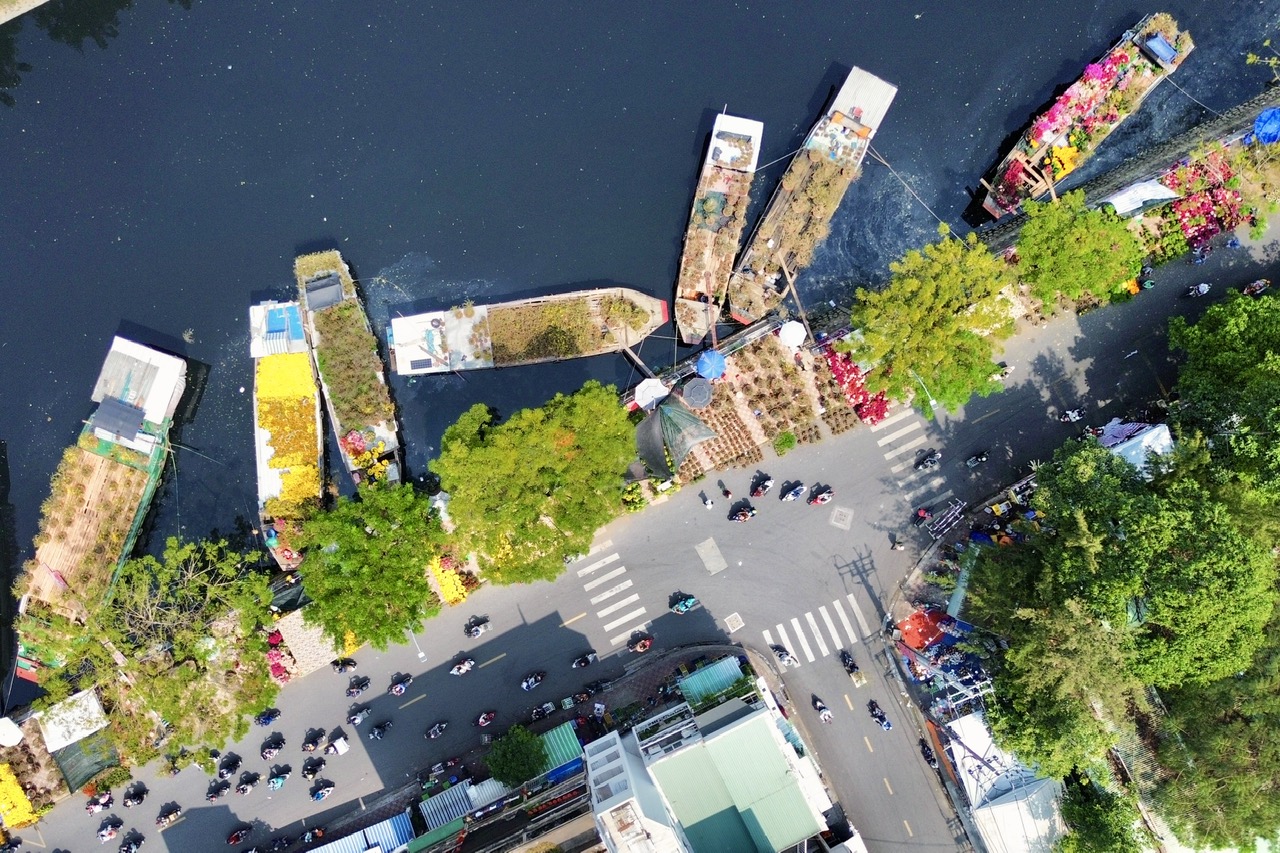 TP.HCM nhìn từ sông Sài Gòn - Kỳ 2: Bến Bình Đông 'giữ nhịp' xuân - Ảnh 1.