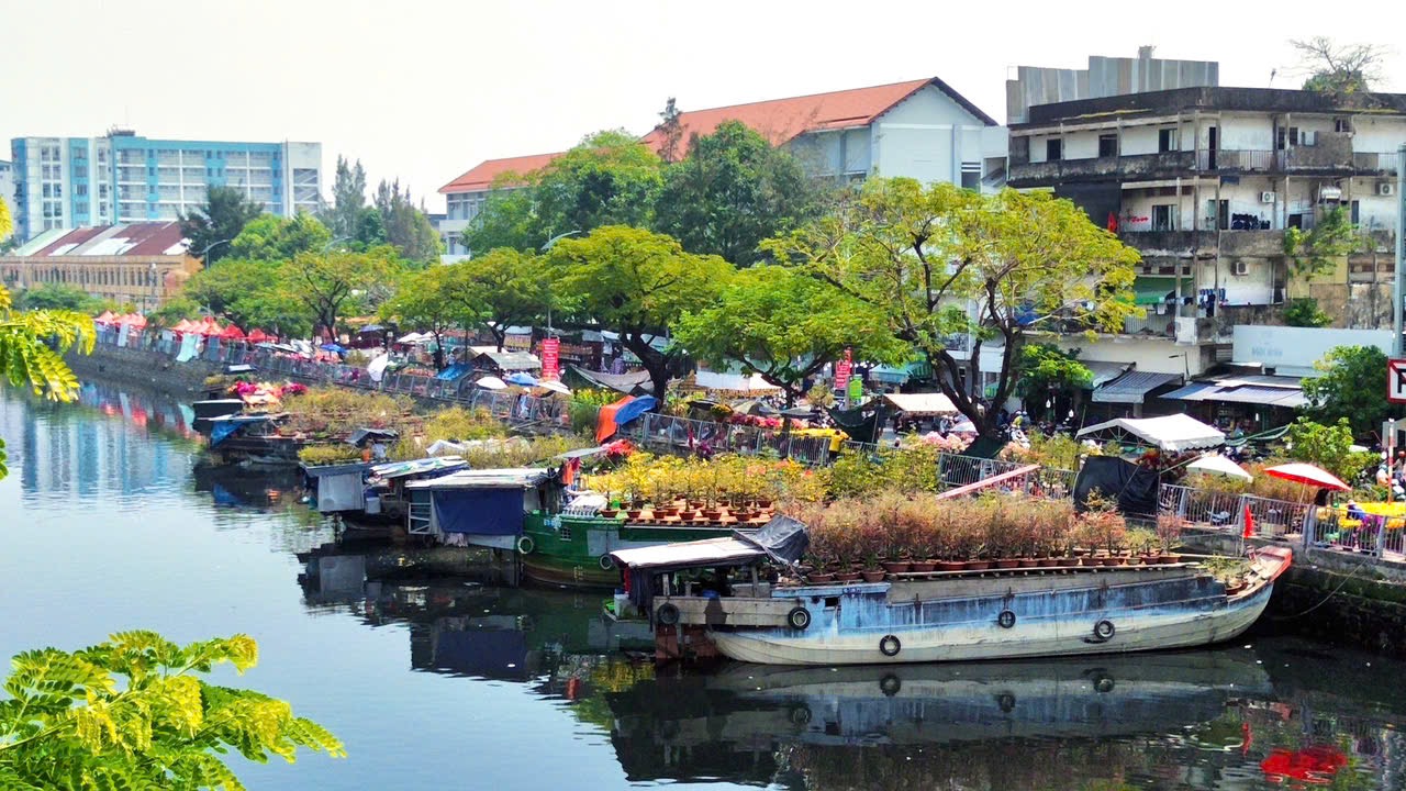 TP.HCM nhìn từ sông Sài Gòn - Kỳ 2: Bến Bình Đông 'giữ nhịp' xuân - Ảnh 2.