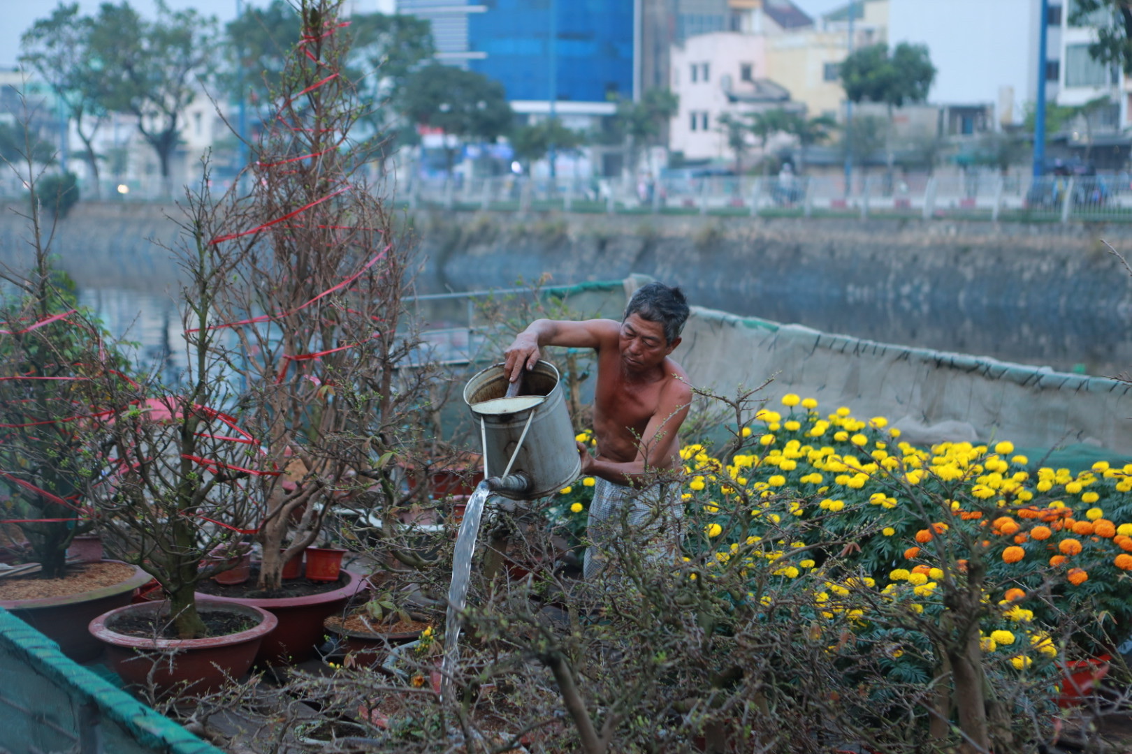 TP.HCM nhìn từ sông Sài Gòn - Kỳ 2: Bến Bình Đông 'giữ nhịp' xuân - Ảnh 17.