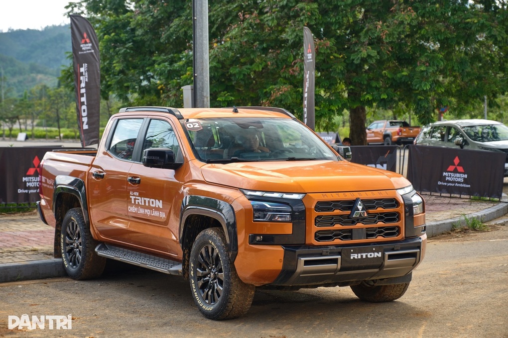 Tầm giá 900 triệu đồng, chọn Toyota Hilux hay Mitsubishi Triton? - 2